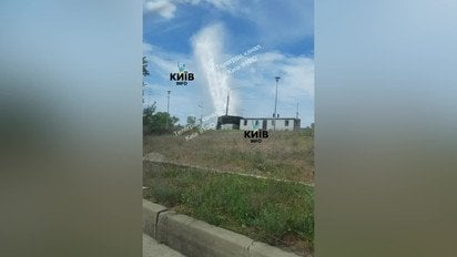 Фото до матеріалу: У Києві на Північному мосту з'явився метровий гейзер: відео