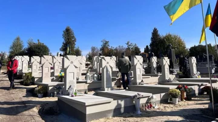 Фото до матеріалу: Зеленський підписав закон про створення мережі військових меморіальних кладовищ