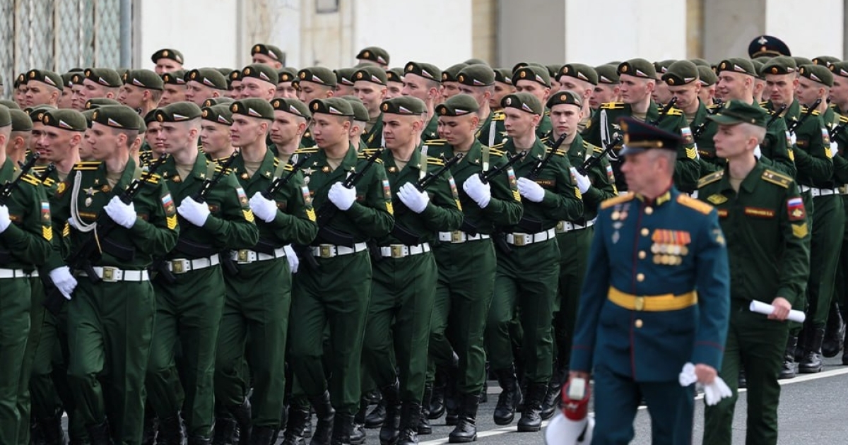 Фото до матеріалу: Парад на Красній площі: 45 хвилин, без техніки та військові з КНДР