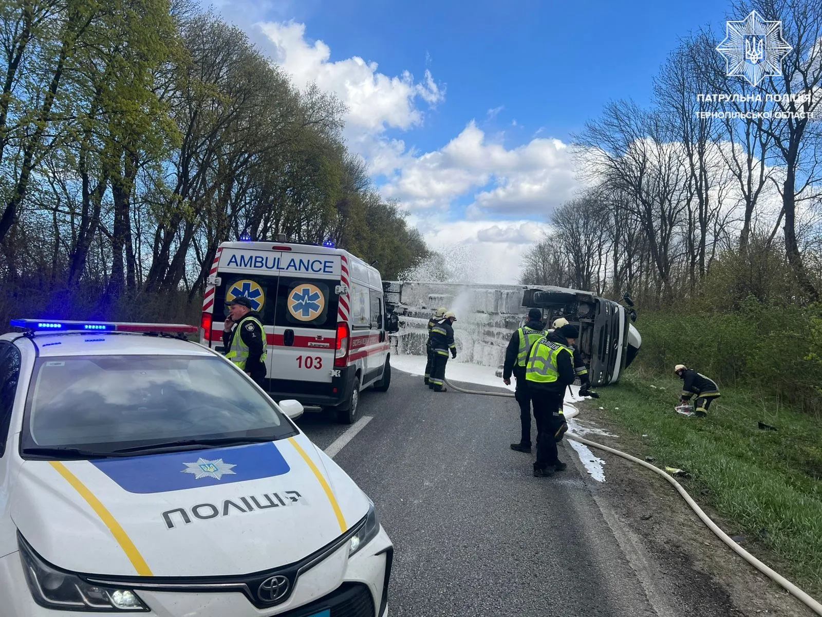 Фото до матеріалу: Перекинулася фура і перекрила дорогу
