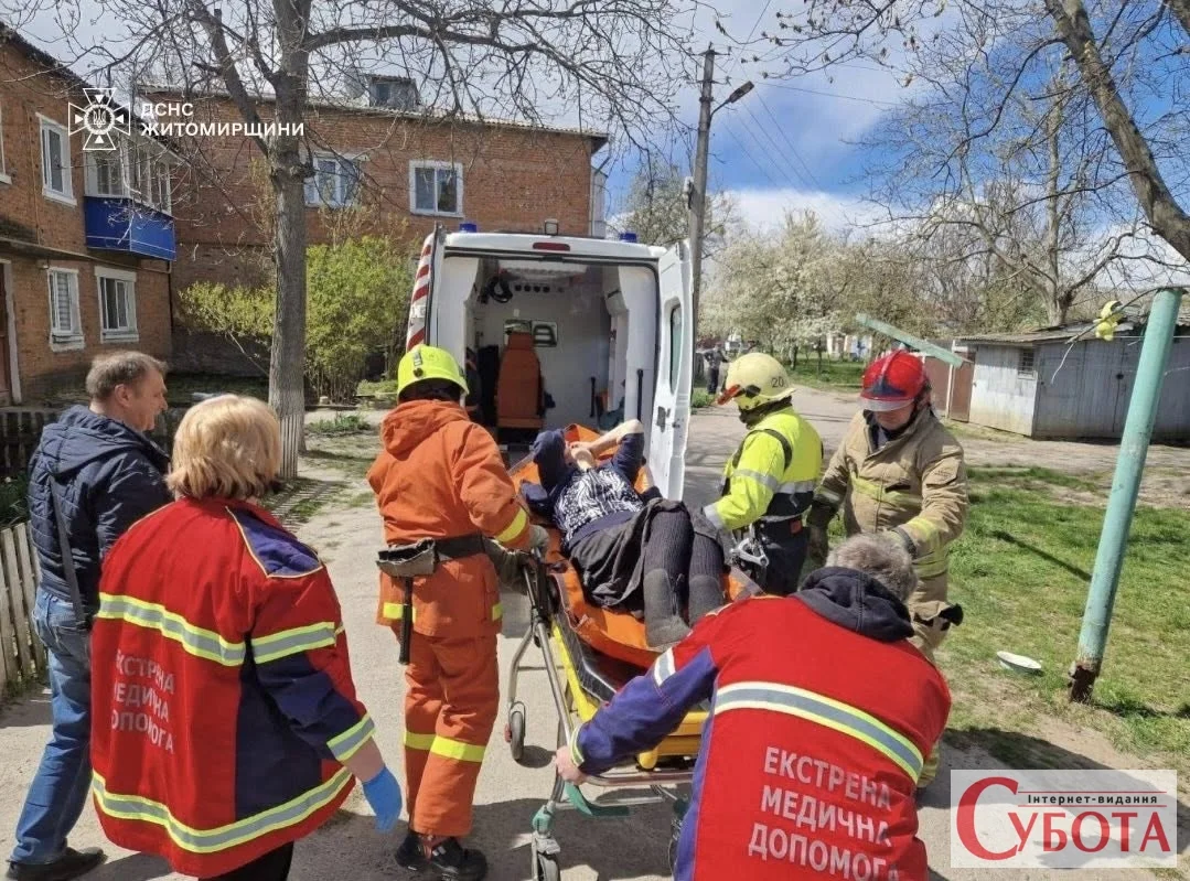 Фото до матеріалу: Рятувальники в Коростишеві відчинили двері квартири, де знаходилася жінка