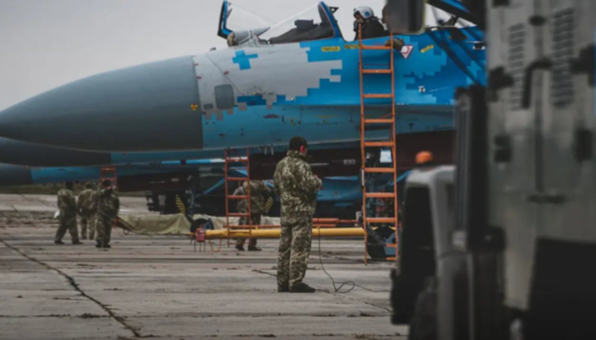 Фото до матеріалу: Швеція передала Україні спеціалізовану техніку для обслуговування аеродромів