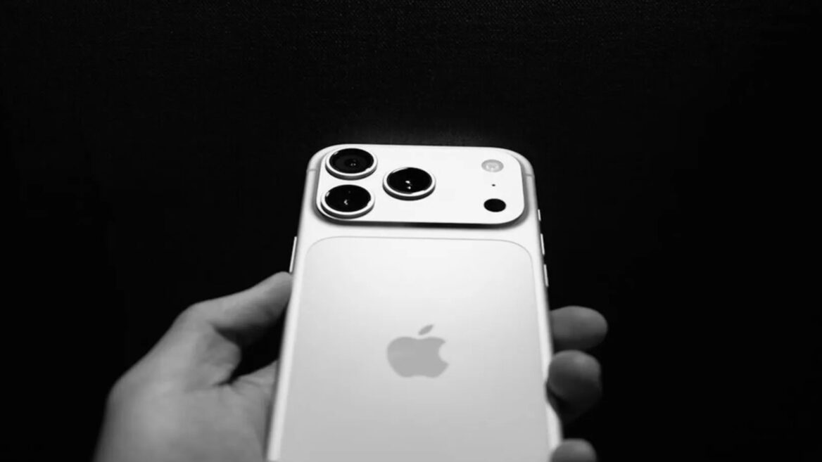Фото до матеріалу: Apple завершує розробку «розумних» AirPods з камерами: навушники бачитимуть світ навколо