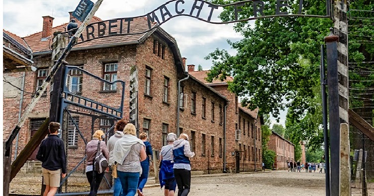 Фото до матеріалу: Німецького поліцейського зобов'язали відвідати Аушвіц за нацистське гасло