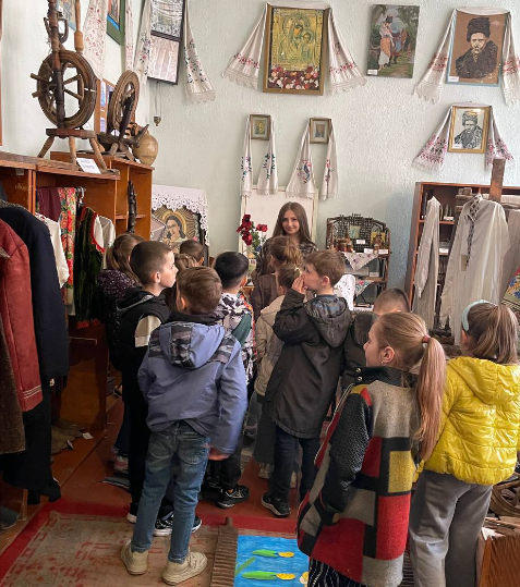 Фото до матеріалу: Жива історія в Великомежиріччі: школярі провели театралізовані екскурсії в музеї «Берегиня»