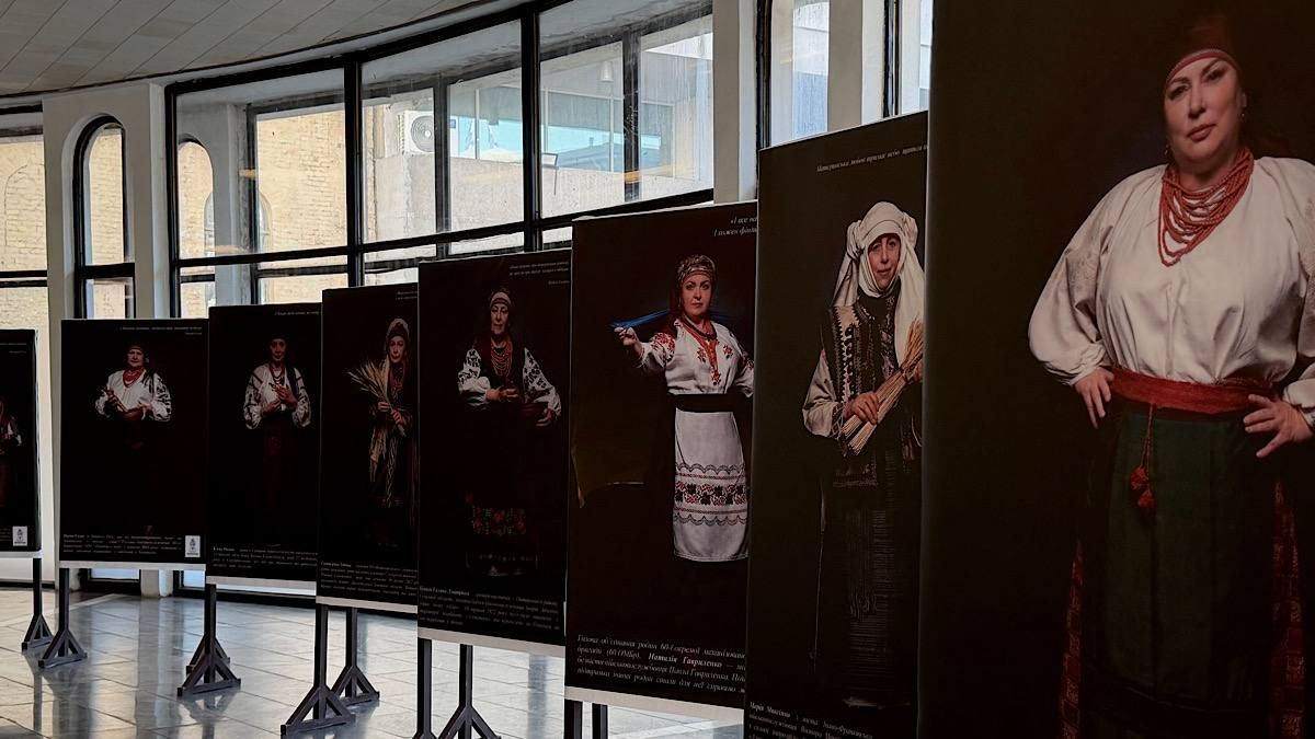 Фото до матеріалу: У Києві на станції метро відкрили фотовиставку про жінок-захисниць