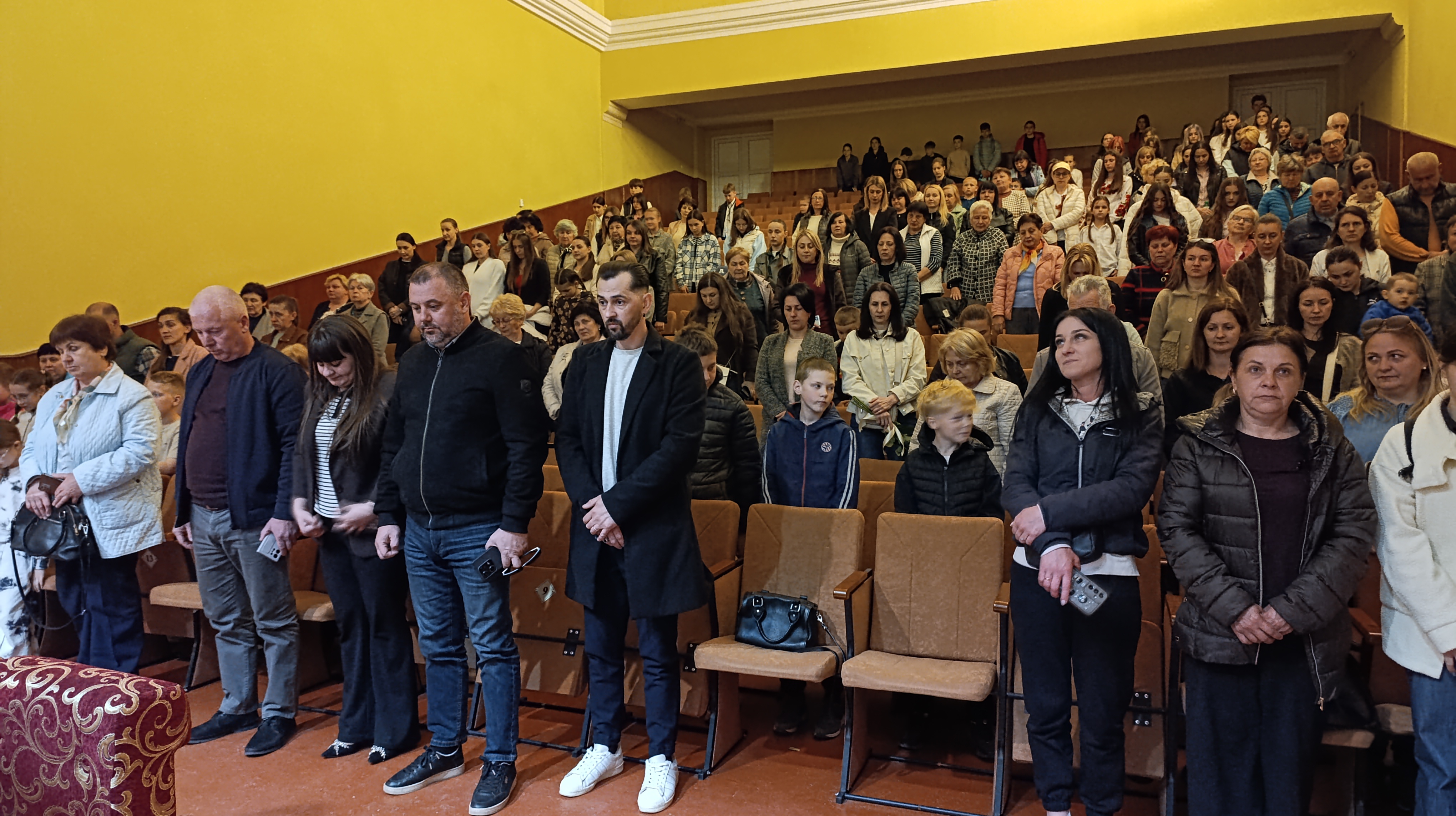 Фото до матеріалу: Свалявська школа мистецтв підвела підсумки року: юні таланти вражали на звітному концерті