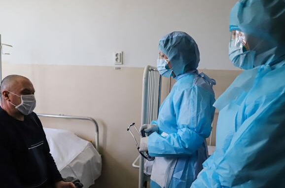 Фото до матеріалу: Медики Бущини місяць працюють на фронті без доплат: що кажуть у лікарні