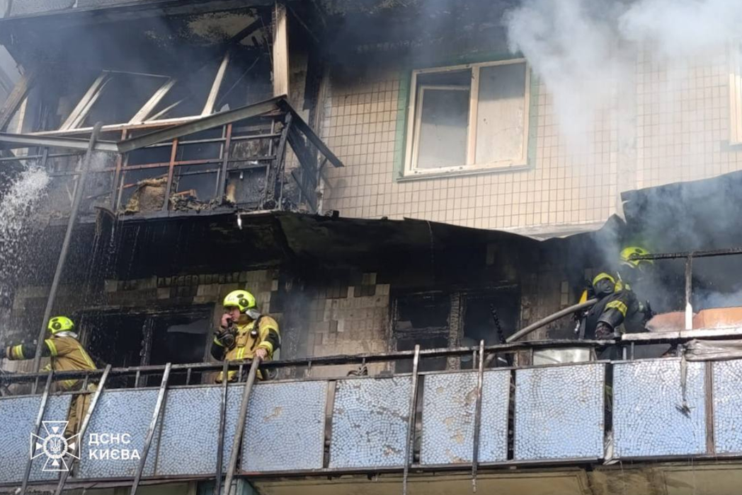 Фото до матеріалу: Пожежа в Оболоні: рятувальники евакуювали 6 осіб під час горіння дев'ятиповерхівки