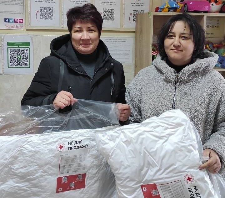 Фото до матеріалу: Де у Шепетівці ВПО отримують подушки та постіль: графік роботи Червоного Хреста