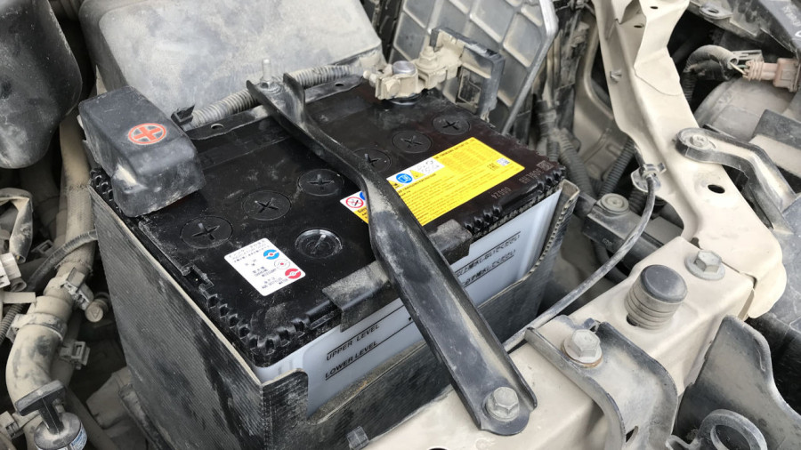 Фото до матеріалу: Яку клему першою знімати з акумулятора: поради експертів для безпечної заміни батареї