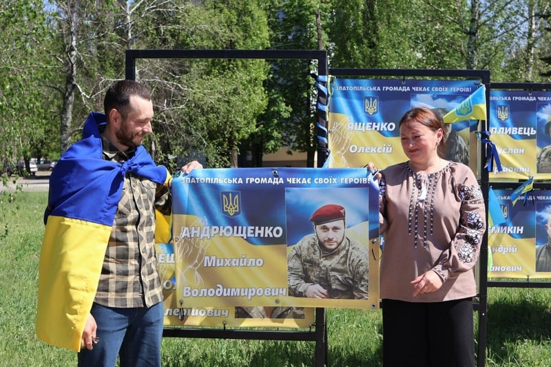 Фото до матеріалу: Військовий повернувся з полону і зняв банер зі своїм фото на Алеї Надії