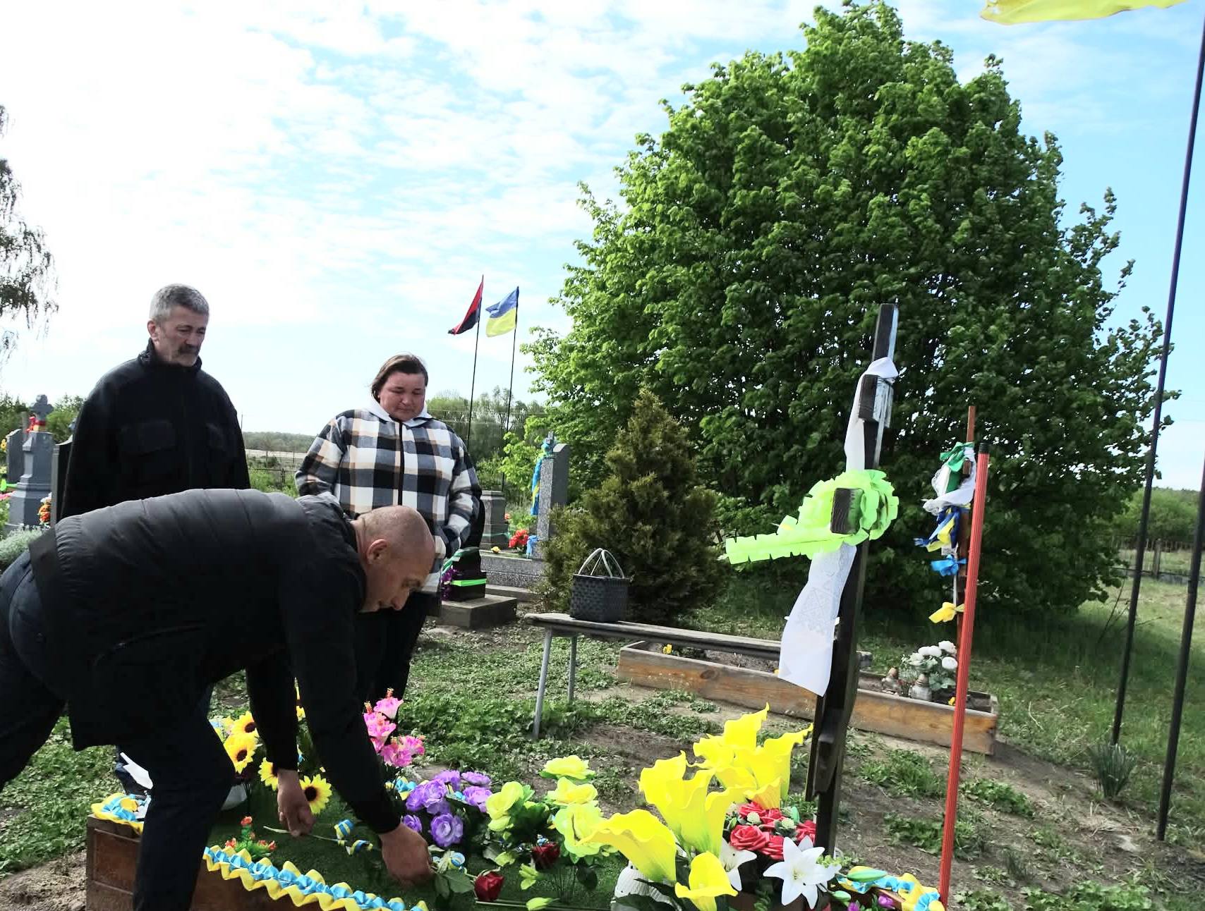 Фото до матеріалу: У селі Кустичі вшанували пам'ять захисника Сергія Гречини