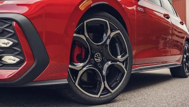 Фото до матеріалу: Volkswagen Golf Mk9: дизайн повертається до класики, а дебют відкладено до 2028 року