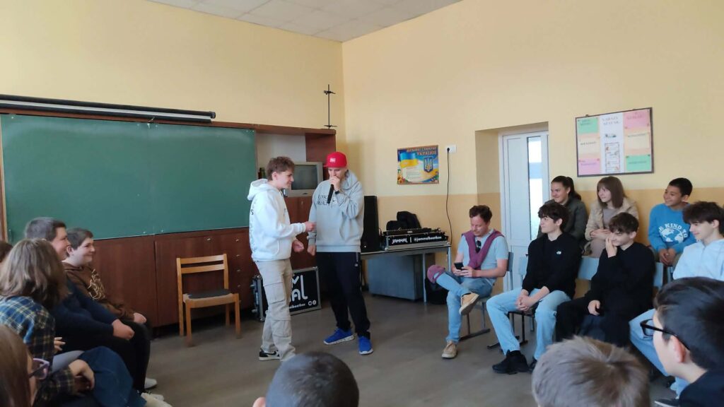 Фото до матеріалу: Театр у школі: у Косонському ліцеї пройшов інтерактивний день програми «Дейріне»