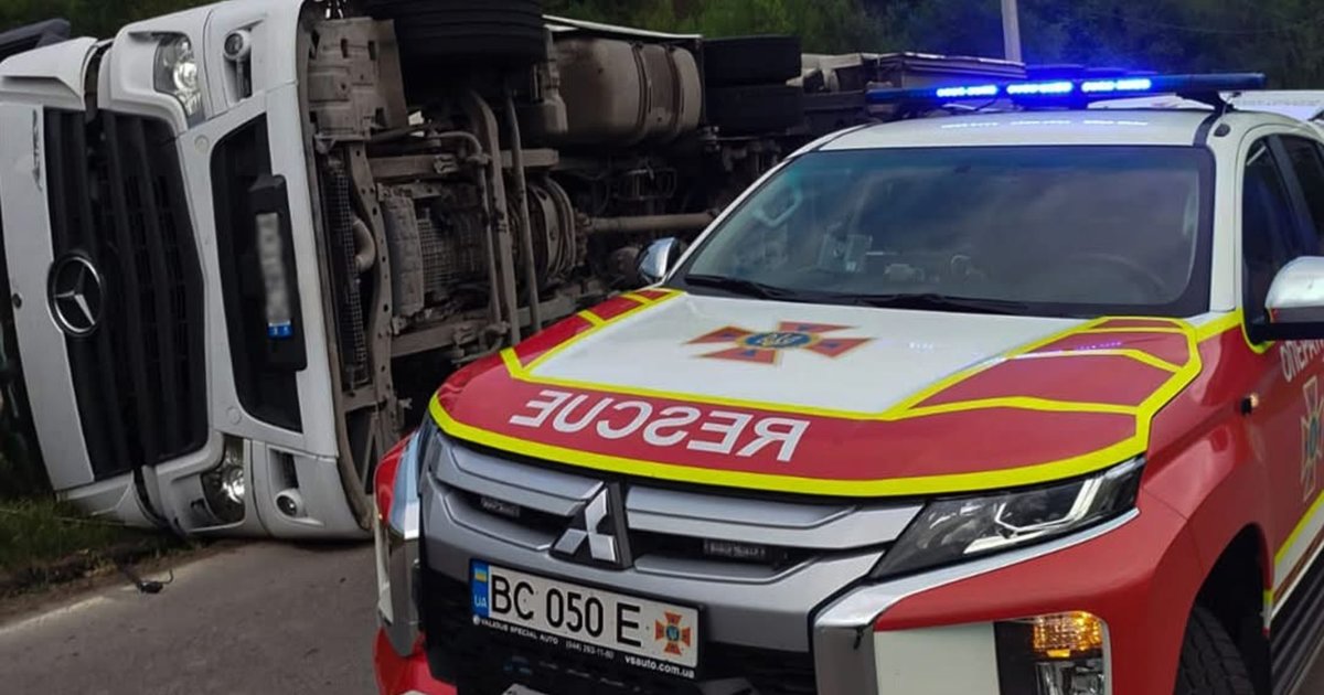 Фото до матеріалу: Вантажівка перекинулася на Львівщині: рятувальники деблокували водія