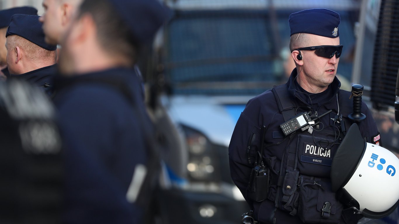 Фото до матеріалу: У Польщі група чоловіків жорстоко побила 14-річного українця та змушувала цілувати взуття