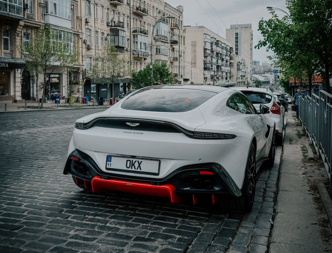 Фото до матеріалу: Білий Aston Martin Vantage 2021 року з двигуном Mercedes-AMG на вулицях Києва