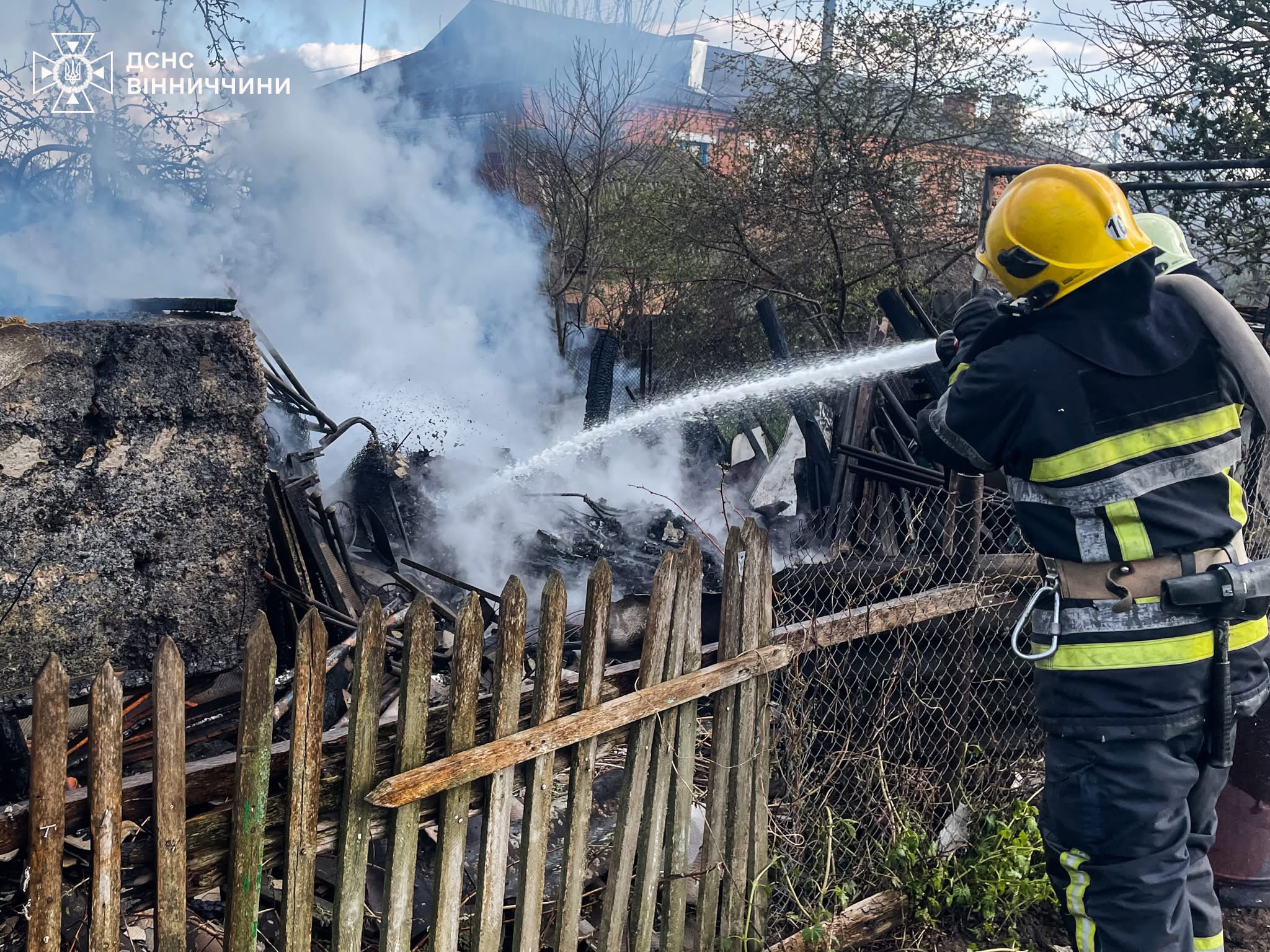 Фото до матеріалу: 19 пожеж за добу на Вінниччині: від дитячого атракціону до житлових будинків