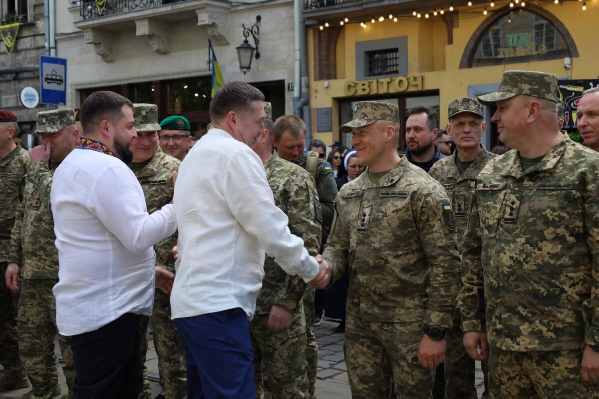 Фото до матеріалу: На площі Ринок у Львові вшанували воїнів: прапори ЗСУ та оборонних структур