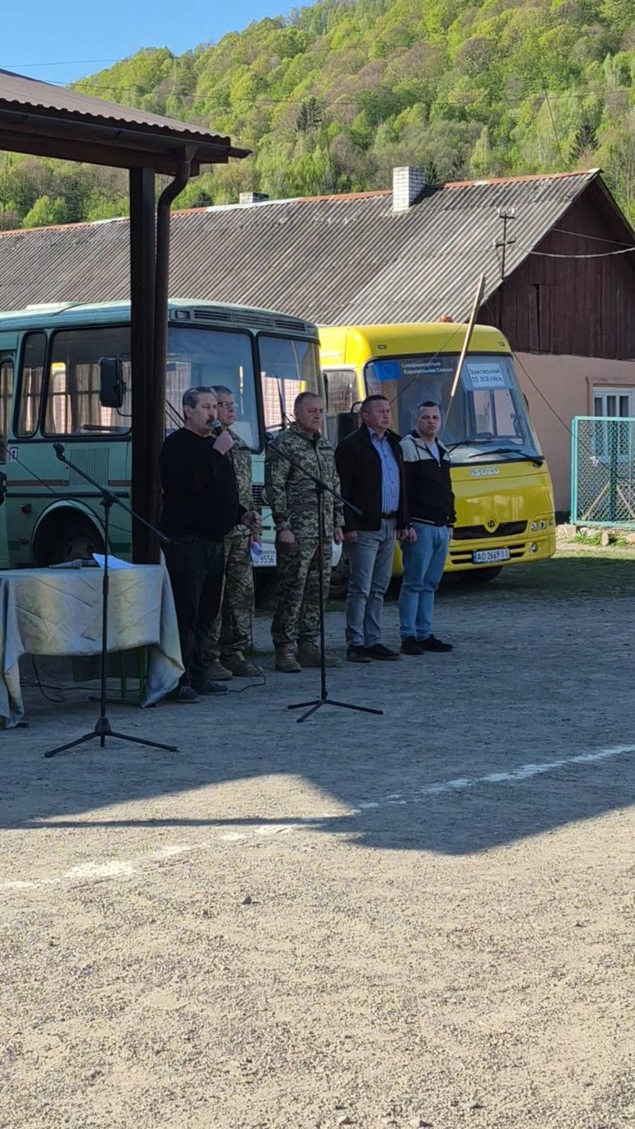 Фото до матеріалу: У Тарасівській школі на Тячівщині урочисто підняли Прапор Надії