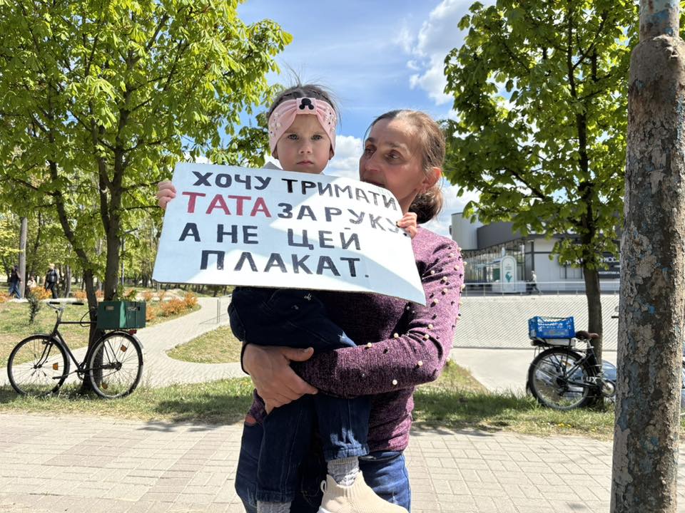 Фото до матеріалу: Мовчазна акція у Шептицькому: рідні вимагають повернення полонених та зниклих безвісти