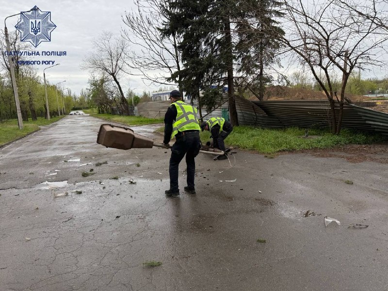 Фото до матеріалу: Буревій на Криворіжжі: тисячі без світла, повалені дерева та пошкоджені пам'ятники