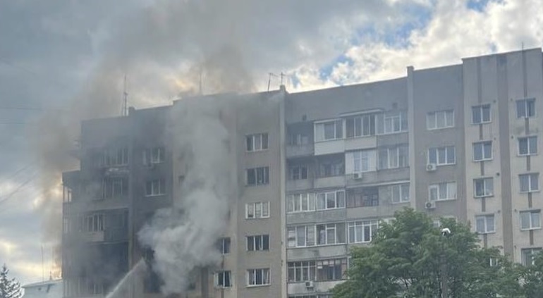 Фото до матеріалу: Ворожа атака на Івано-Франківськ: влучання у будинок на вул. Коновальця