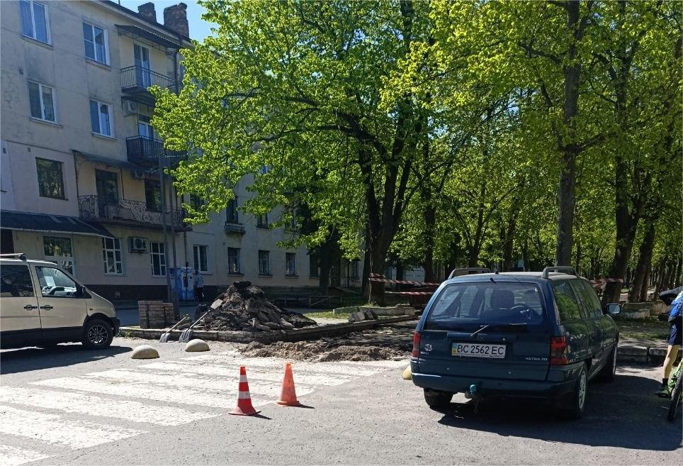 Фото до матеріалу: У Шептицькому міняють тепломережі та готуються до ремонту доріг