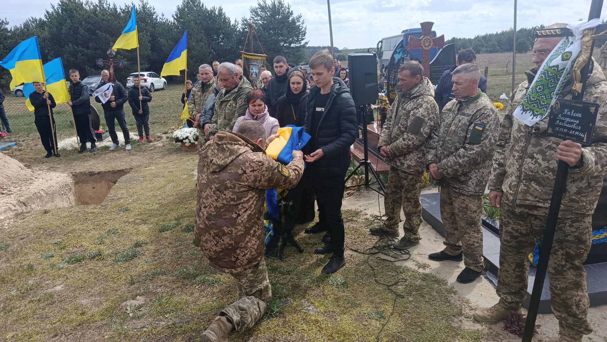 Фото до матеріалу: У селі Велика Ведмежка попрощалися із загиблим захисником Володимиром Павлюком