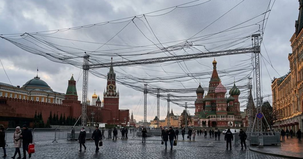 Фото до матеріалу: Москва посилює ППО перед 9 травня: над Червоною площею натягують антидронові сітки