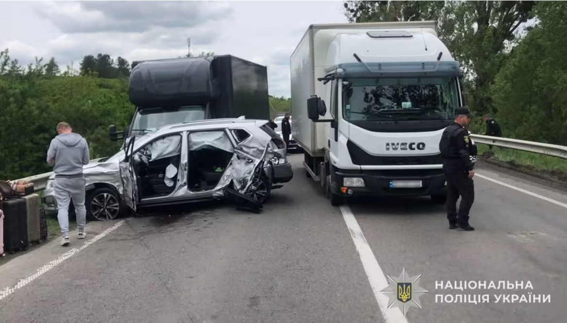 Фото до матеріалу: Масове ДТП на Львівщині: мікроавтобус зіткнувся з п'ятьма машинами