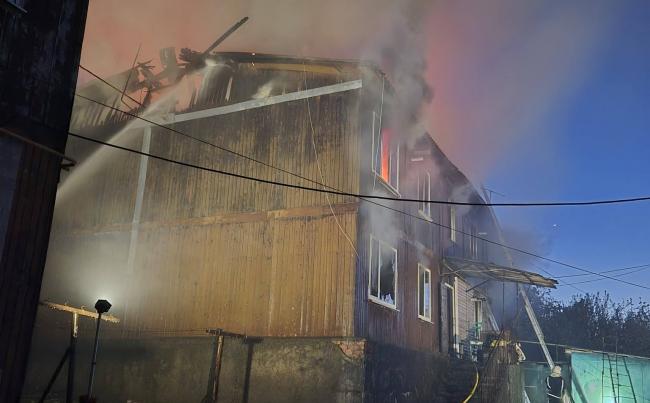 Фото до матеріалу: Пожежа в Острозі: залучені екіпажі з трьох міст для ліквідації вогню