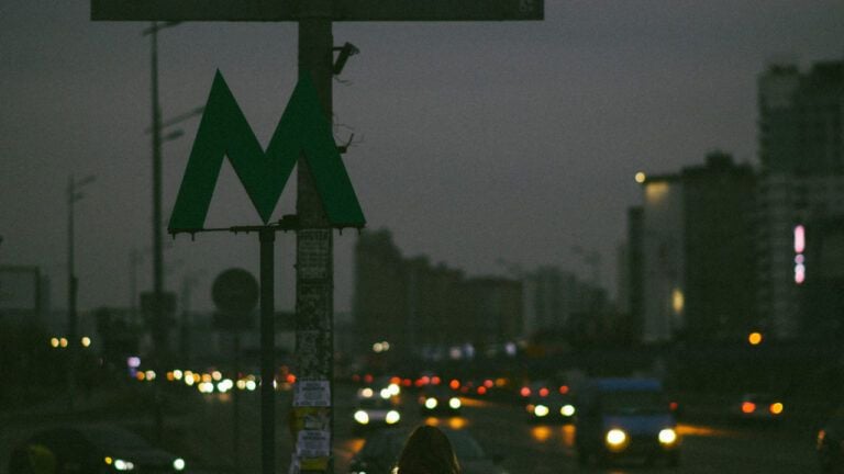 Фото до матеріалу: Смерть чоловіка біля метро: Київський метрополітен перегляне алгоритми роботи з дефібриляторами