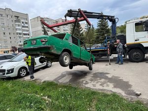 Фото до матеріалу: У Львові з вулиць забрали ще п'ять покинутих автівок