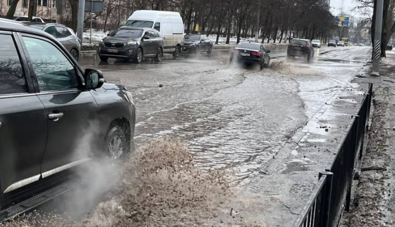 Фото до матеріалу: Підтоплення через комунальну аварію паралізувало рух у Києві