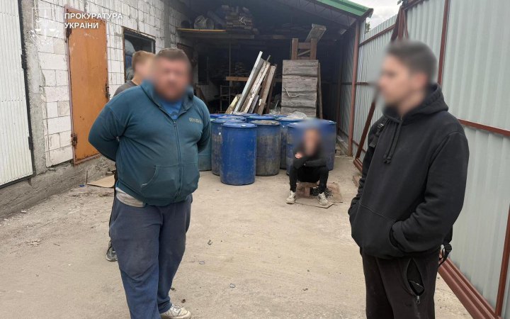 Фото до матеріалу: У Києві зупинили підпільне виробництво «елітного» алкоголю