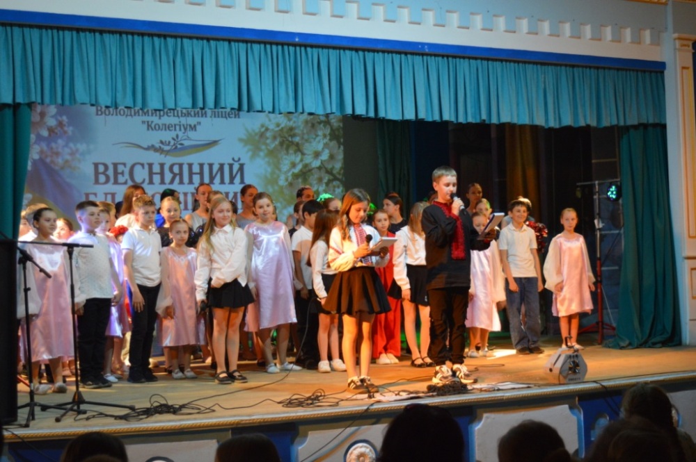 Фото до матеріалу: Благодійний концерт у Володимирецькому ліцеї: учні та вчителі зібрали 28 тисяч гривень