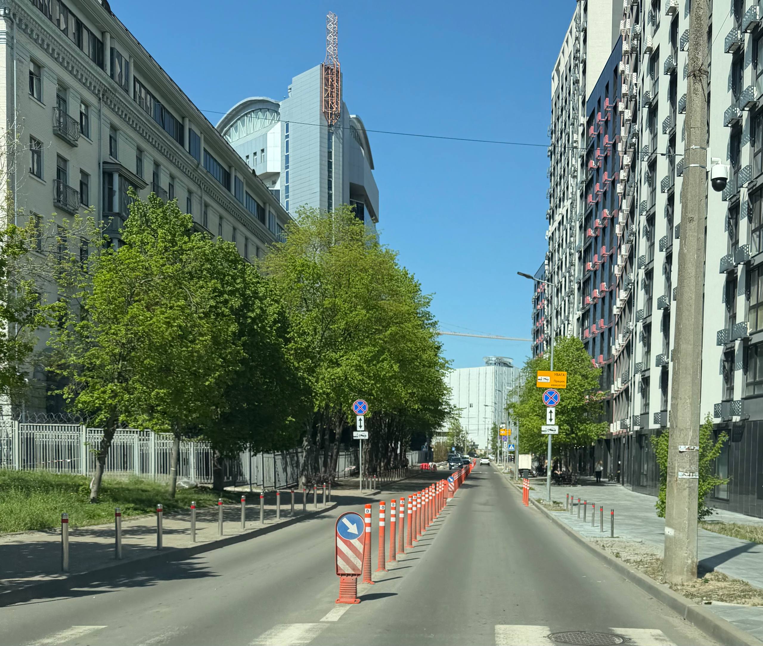 Фото до матеріалу: БЕБ вимагає встановити стовпчики біля свого офісу через загрозу від припаркованих авто