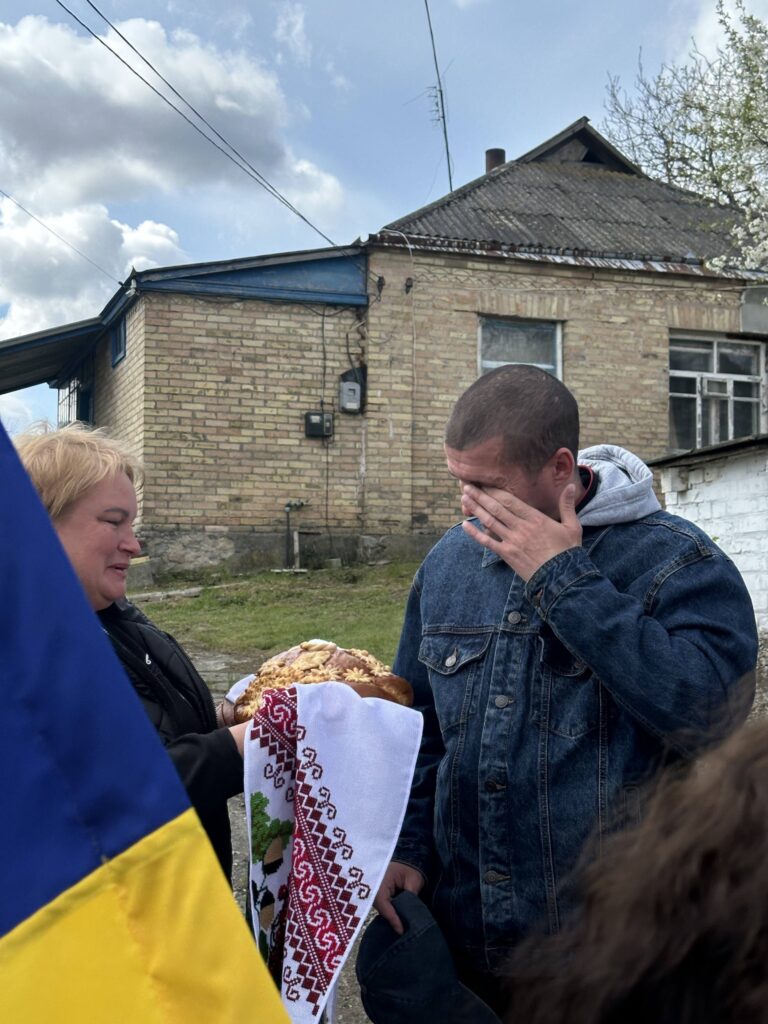 Фото до матеріалу: На Канівщині зустріли героя, що повернувся з російського полону після 22 місяців неволі