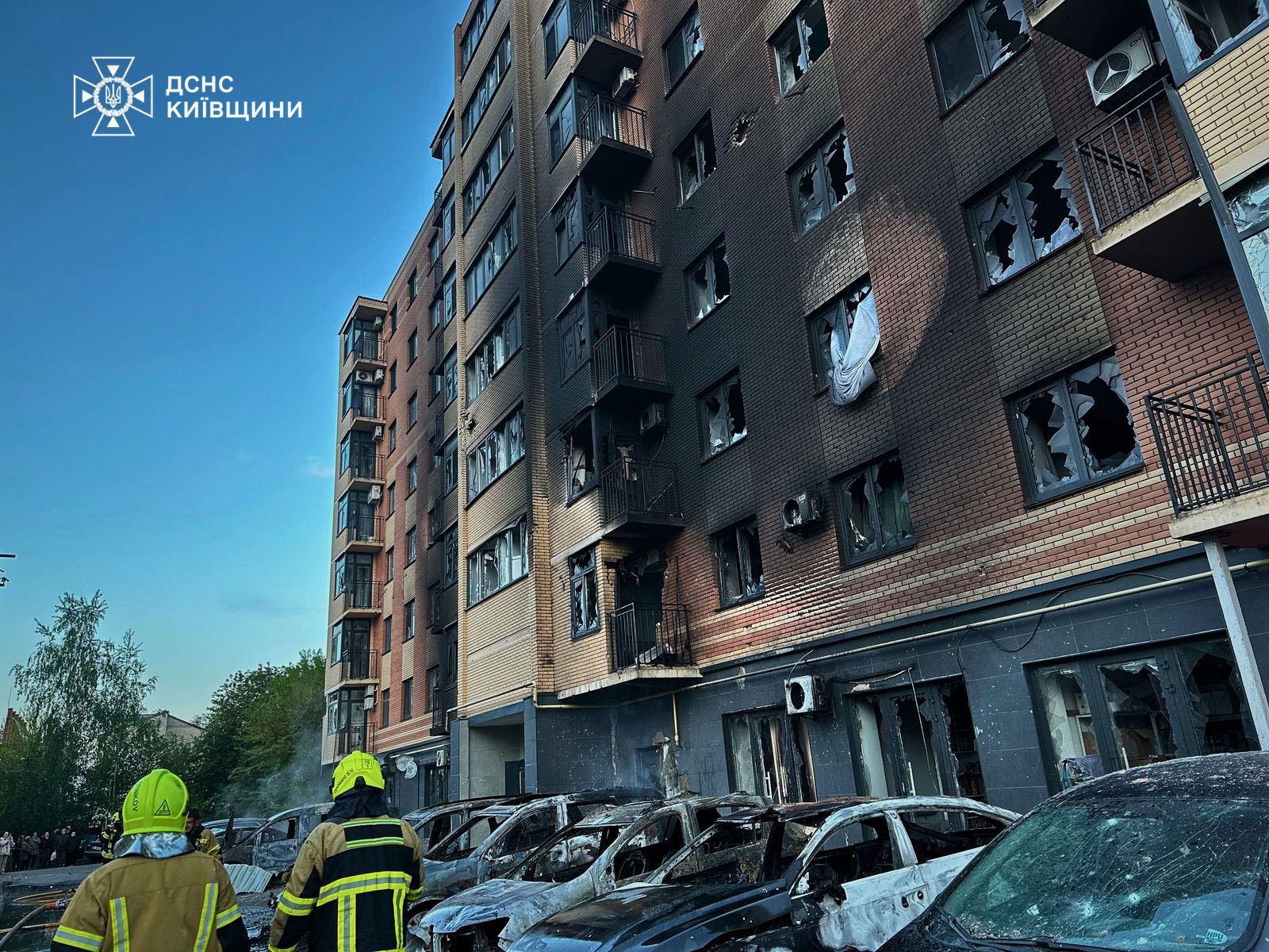 Фото до матеріалу: Нічна атака на Київщину: серед поранених — 3-річна дитина, рятувальники евакуювали десятки людей