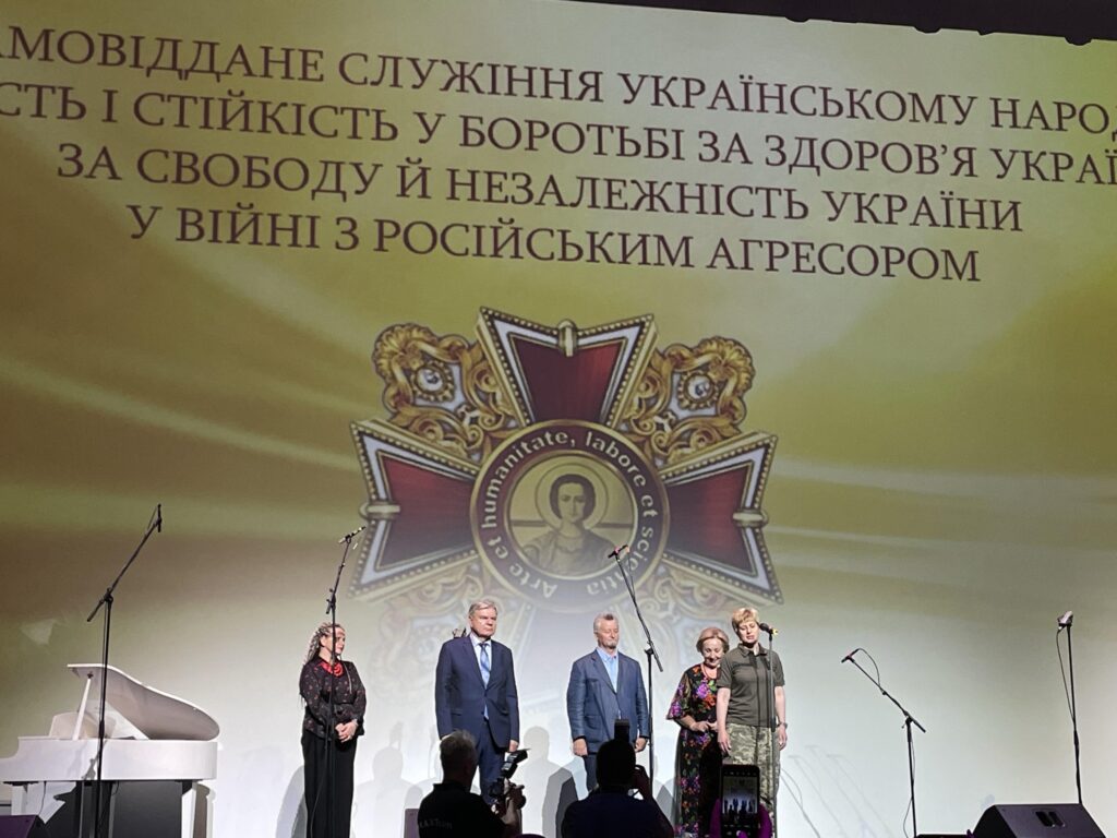 Фото до матеріалу: У Києві нагородили найкращих медиків: 47 фахівців отримали «Орден Святого Пантелеймона»