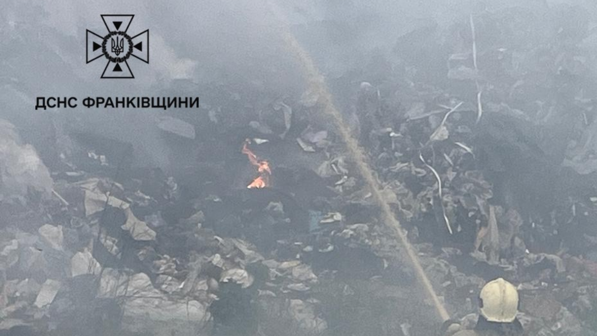 Фото до матеріалу: У Скобичівці горить сміттєзвалище: рятувальники ліквідовують пожежу (ФОТО)