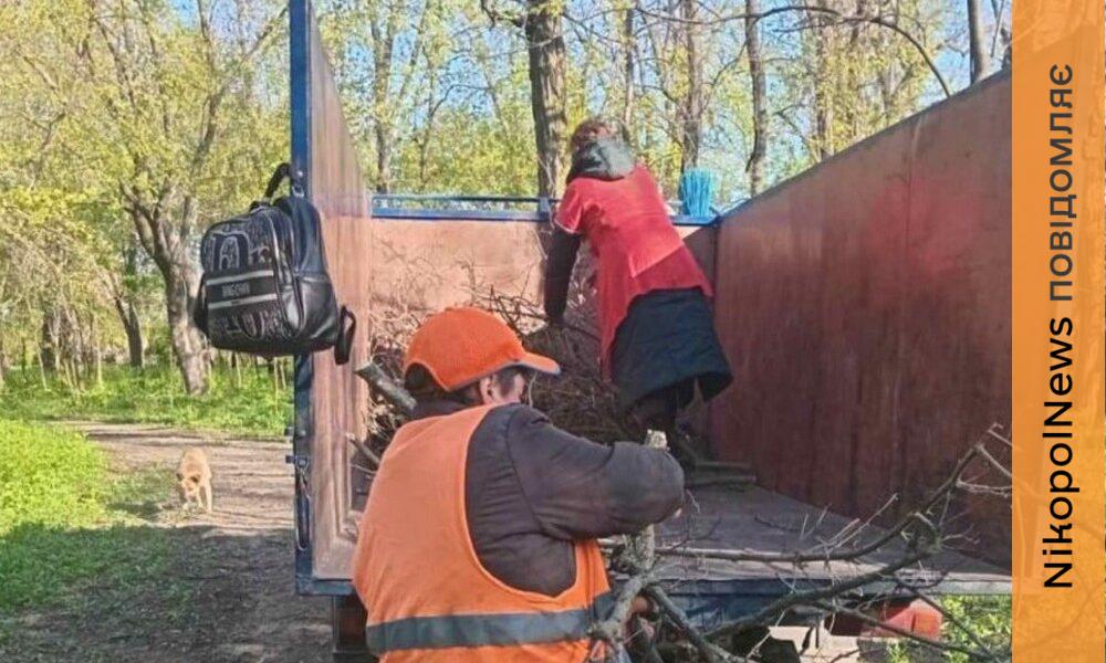 Фото до матеріалу: Комунальники Марганця ліквідовували наслідки обстрілів та буревію: звіт за тиждень