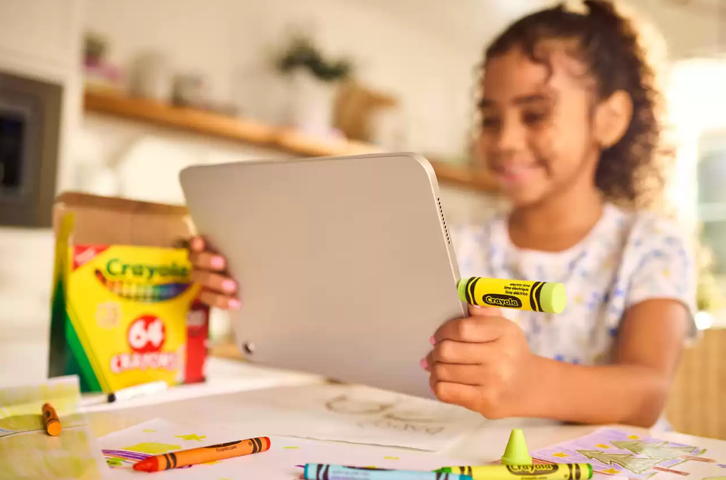 Фото до матеріалу: SanDisk представила флешки у вигляді воскових крейд Crayola в Україні
