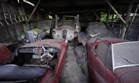 Фото до матеріалу: Шанувальники автосалону в Детройті жартували, що місце схоже на палаючий смітник, і хтось сприйняв це буквально