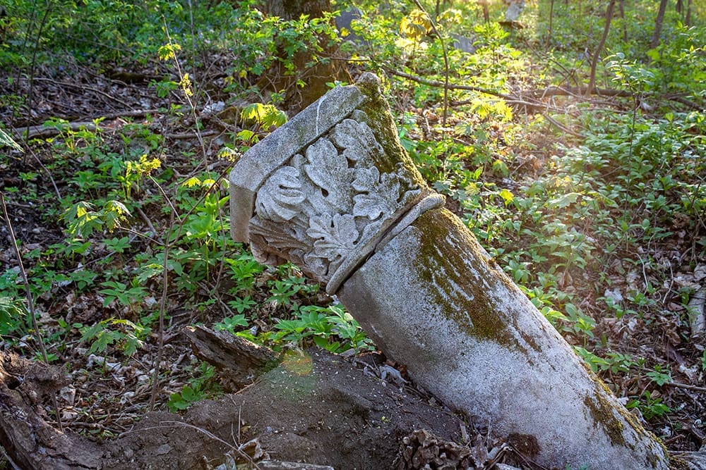 Фото до матеріалу: Загадки Кутківецького некрополя: старий католицький цвинтар вражає