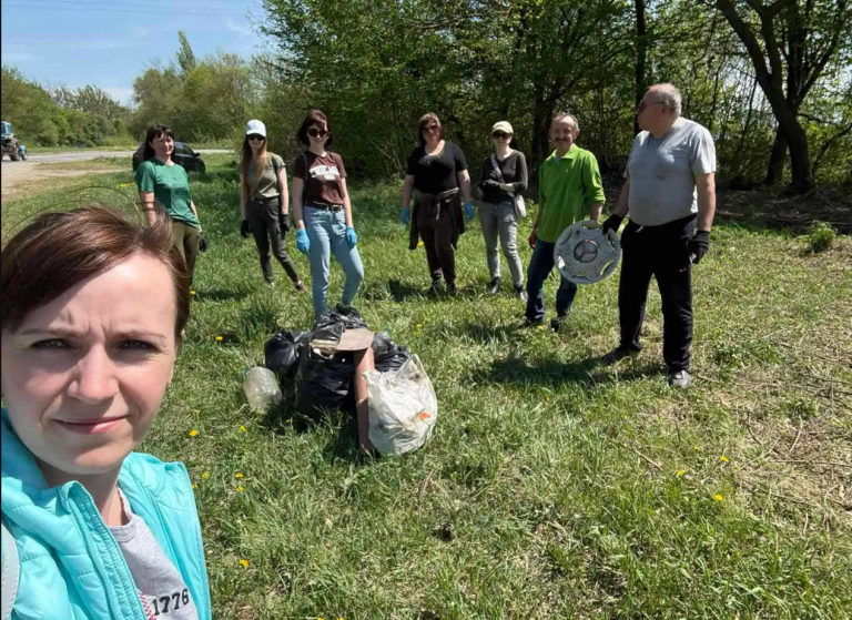 Фото до матеріалу: Збараж: мешканці та комунальники очистили в'їзд до міста в рамках всеукраїнської акції