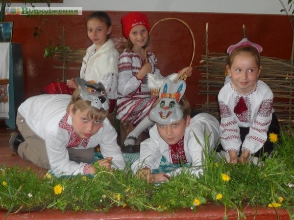 Фото до матеріалу: У Завадові відсвяткували День матері: пісні, казка та вшанування трьох матерей