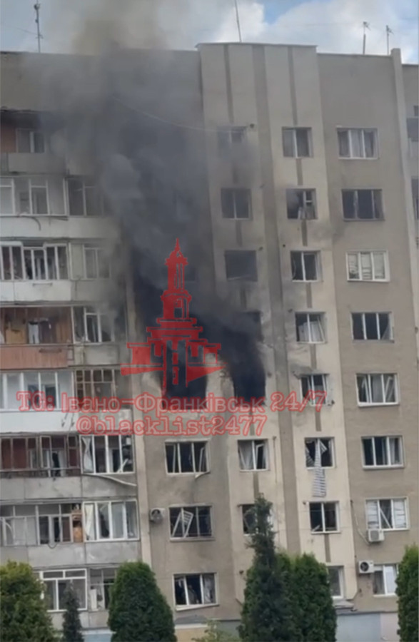 Фото до матеріалу: В Івано-Франківську ворожий дрон поцілив у житловий будинок: пожежа та поранення мешканців